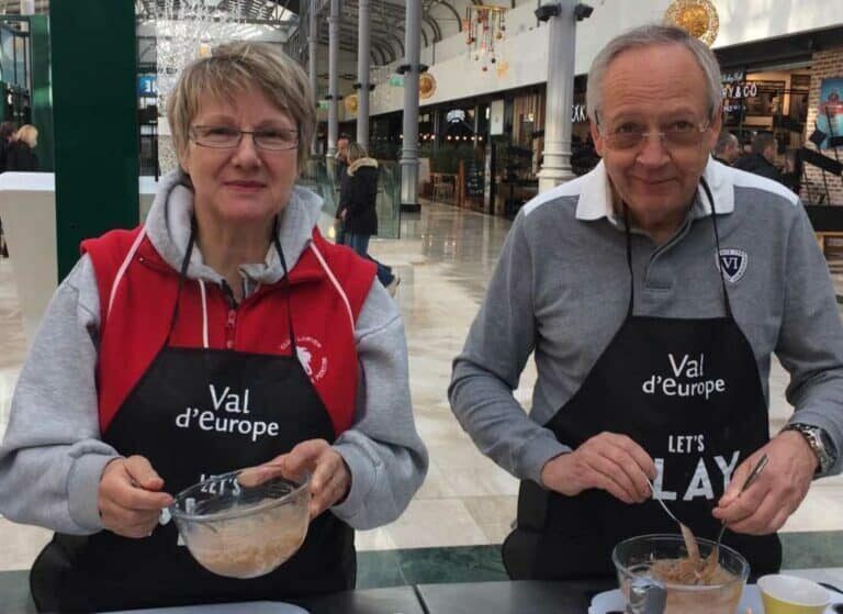Cours de cuisine FlyinChef au centre commercial Val d'Europe - Atelier culinaire interactif pour participants - Animation gastronomique