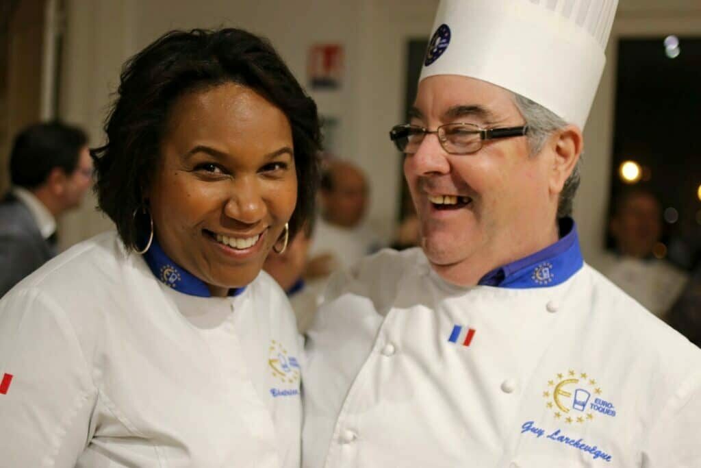 Deux Chefs Professionnels Souriants Tenue Blanche Cuisine Gastronomique Événementiel Culinaire