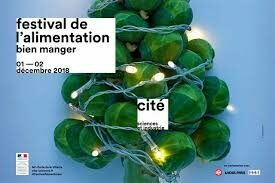 Choux de Bruxelles disposés en sapin et guirlande lumineuse