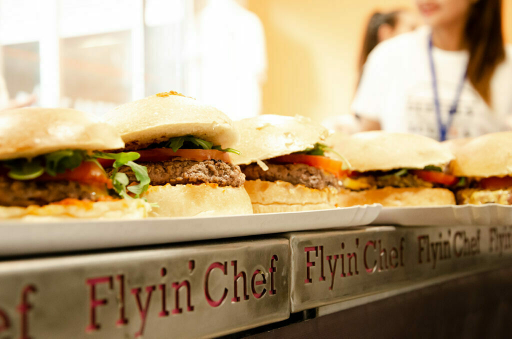 Burgers alignés sur le comptoir inox gravé Flyin'Chef
