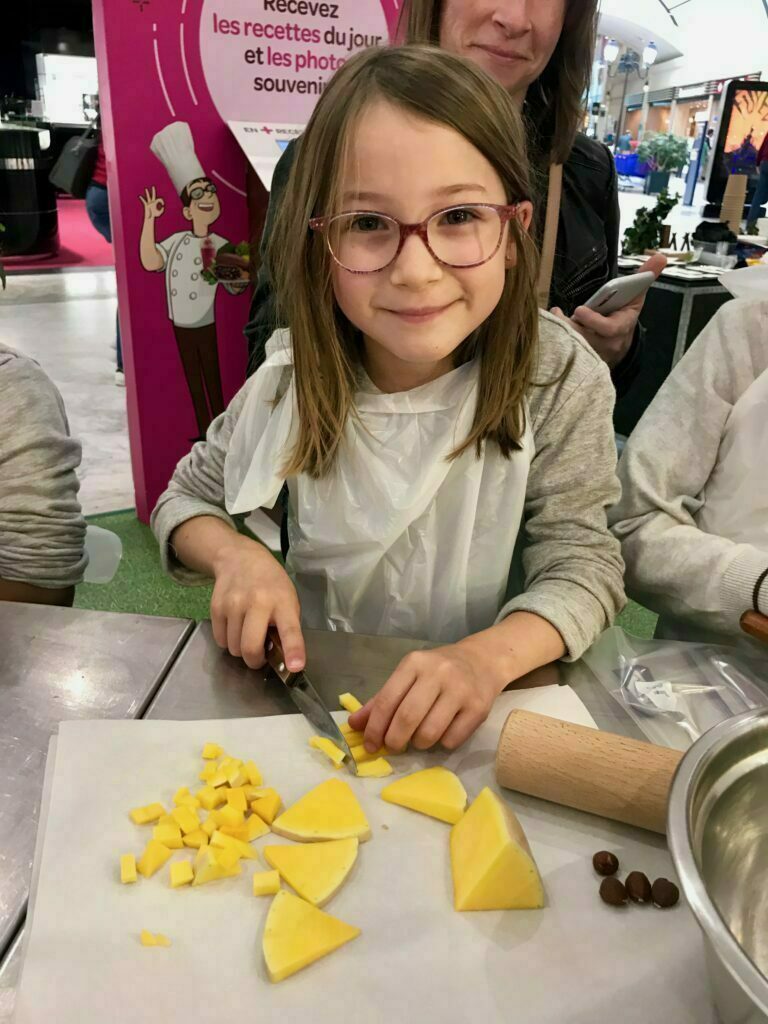 Atelier culinaire enfant découpage ananas fruit recette FlyinChef