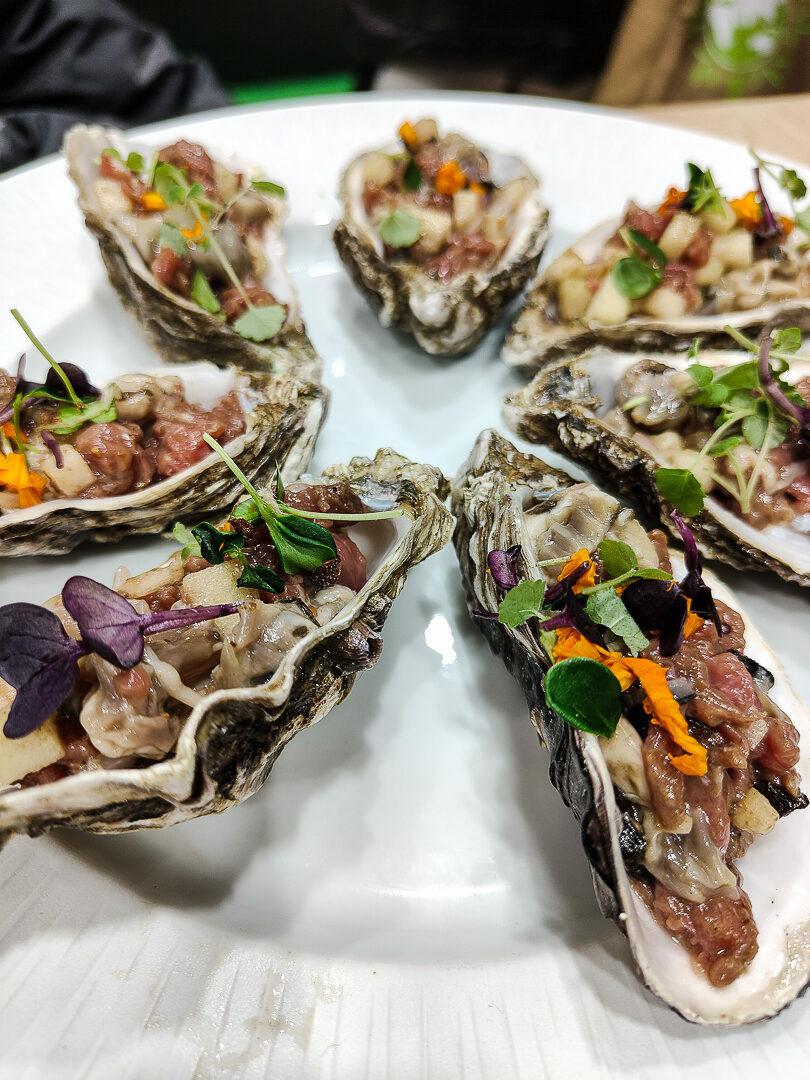 Pièces cocktail dressées, huîtres garnies, réalisées pendant un challenge culinaire Flyin'Chef