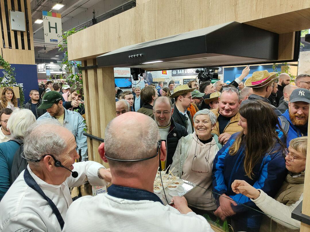 Démonstration culinaire devant le public sur un stand du Salon de l'Agriculture