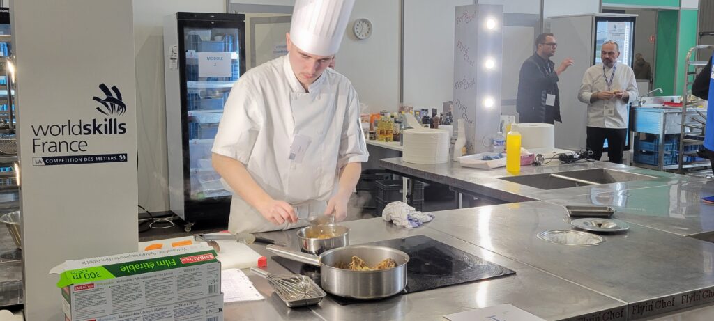 Candidat en épreuve sur un poste à induction Flyin'Chef aux sélections WorldSkills du Grand Est à Metz
