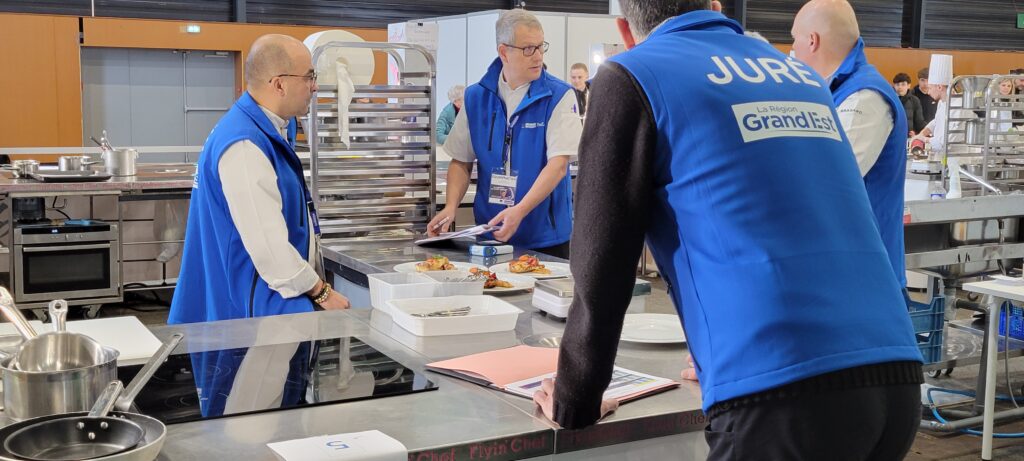 Les jurés de la Région Grand Est examinent les assiettes des candidats au passe