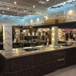 Ligne de cuisine mobile installée sur un stand de salon professionnel
