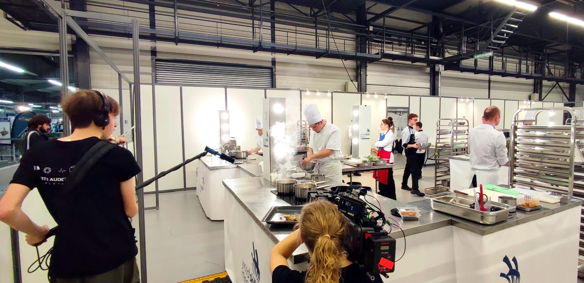 Tournage télé sur le pôle cuisine des sélections WorldSkills&nbsp;: candidats en plein coup de feu sur les postes Flyin'Chef, vapeur et projecteurs