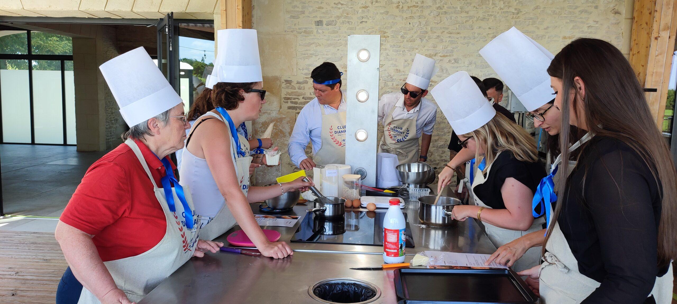 Équipe en toques et tabliers en plein challenge de team building culinaire Flyin'Chef