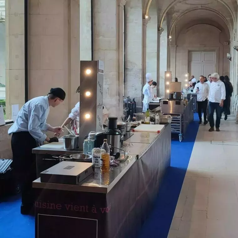 Cuisines professionnelles Flyin'Chef installées dans la nef de l'Abbaye aux Dames à Caen