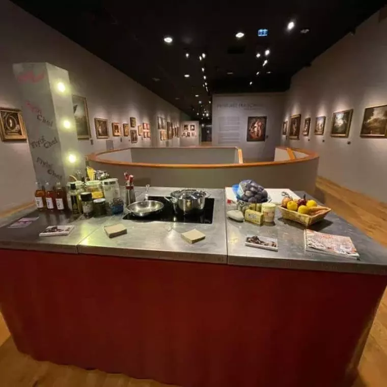 Cuisine mobile Flyin'Chef dressée au milieu d'une galerie de tableaux de musée