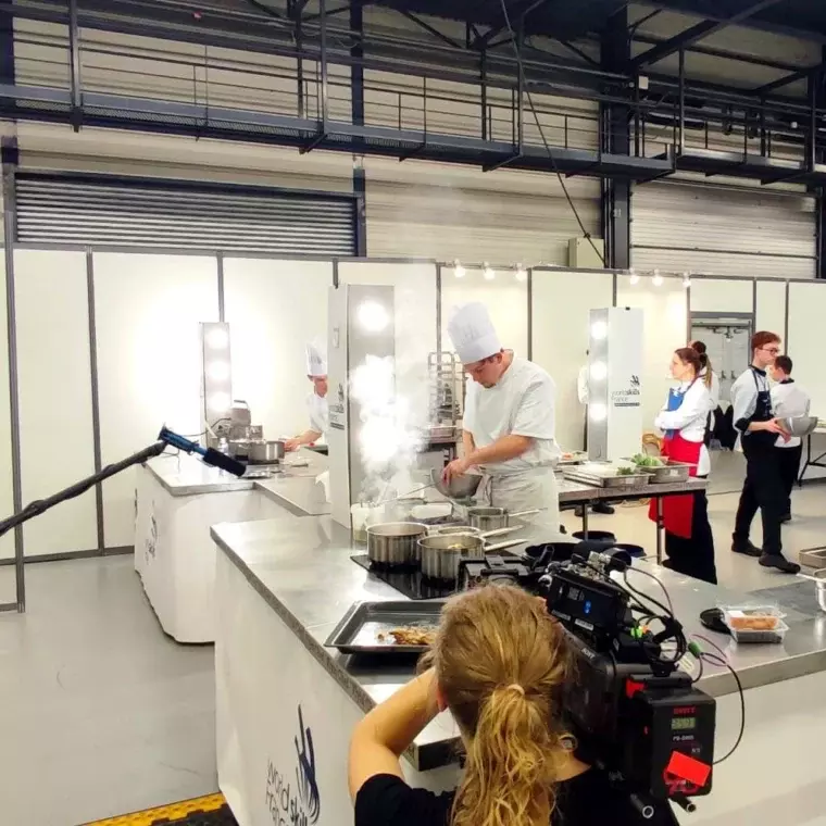 Tournage vidéo d'un concours culinaire WorldSkills sur les cuisines mobiles Flyin'Chef, parc des expositions d'Angers
