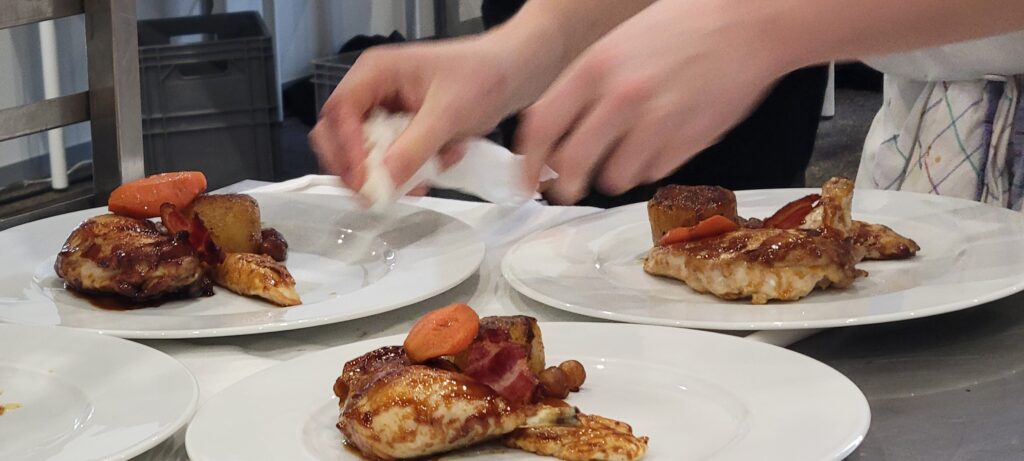 Assiette de concours dressée, posée sur le bord de plan de travail gravé Flyin'Chef