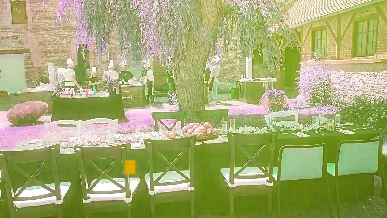 Cuisine mobile Flyin'Chef installée dans un jardin, tables dressées pour un atelier culinaire d'entreprise