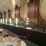 Cuisine mobile éclairée déployée en salle pour un banquet
