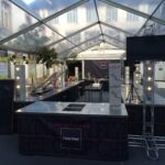 Cuisine mobile installée sous chapiteau transparent avec écran de retransmission