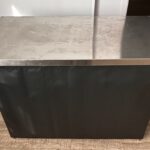 Table inox 120 × 60 cm habillée d'une housse noire, vue de trois quarts