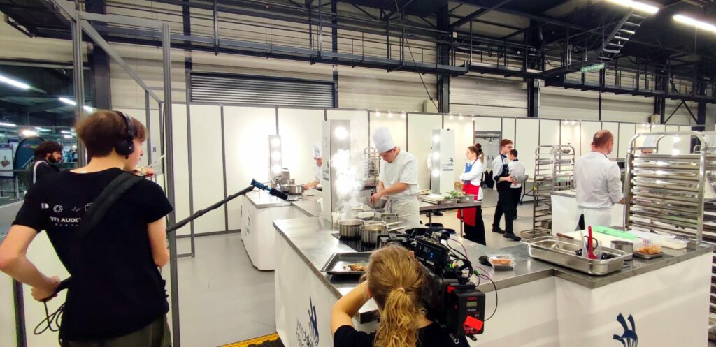 Postes de compétition Flyin'Chef aux sélections WorldSkills d'Angers : plans de travail inox, plaques à induction et fours encastrés