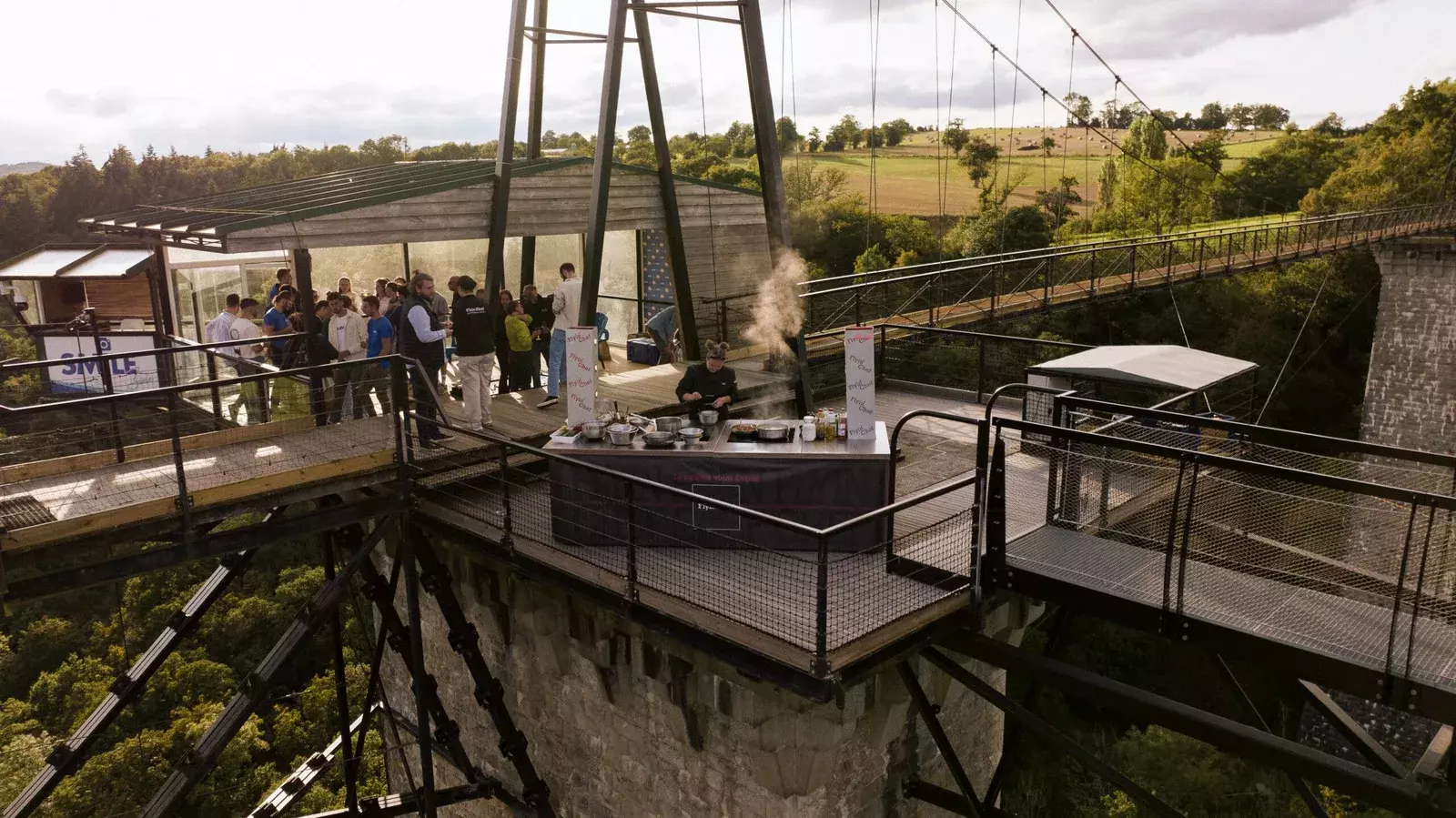 Cuisiner à 61 mètres : la cuisine mobile sur le Viaduc de la Souleuvre