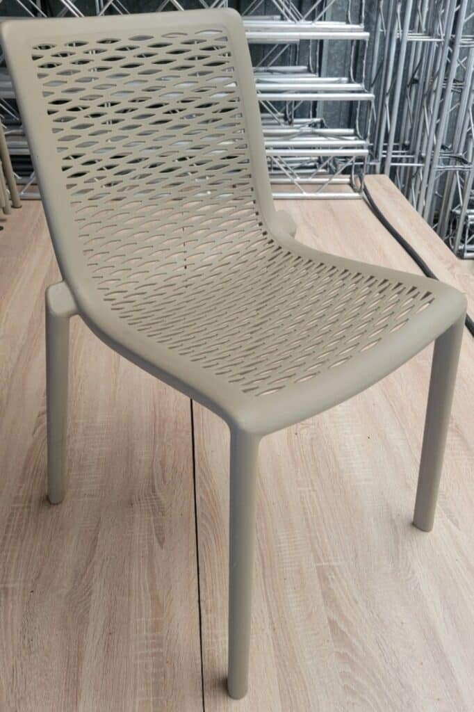 Chaise Empilable Gris Taupe en location chez Flyin'Chef