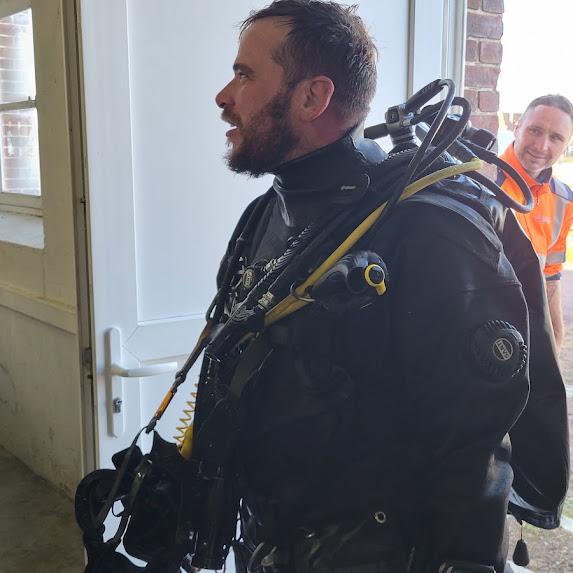 Plongeur en tenue saluant les participants d'un team building culinaire Flyin'Chef à la Capitainerie de Ouistreham