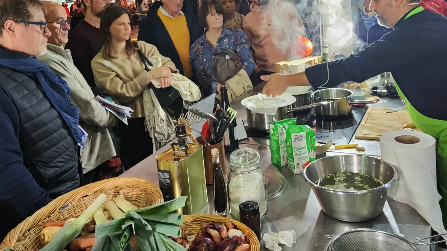 Comptoir de cuisine mobile Flyin'Chef installé au salon Fêno, chef en démonstration devant le public