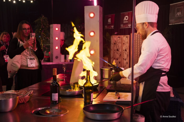 Chef Flyin'Chef réalisant un flambage pendant le show culinaire au Zénith de Rouen