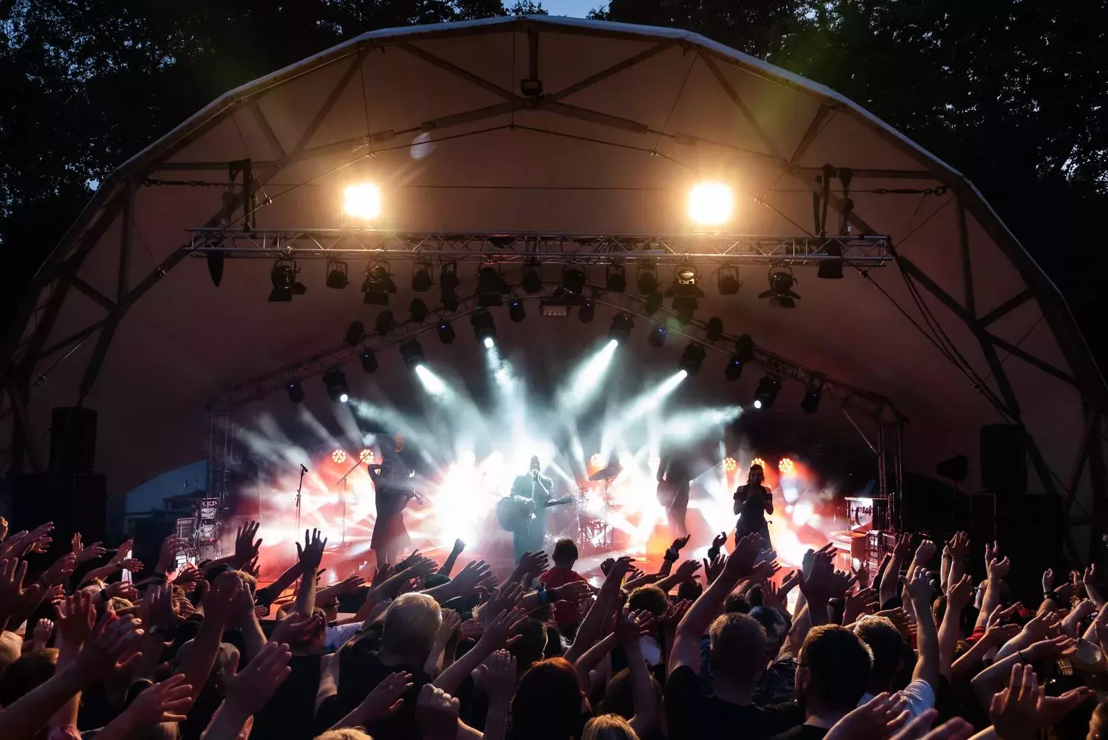 Public rassemblé devant la scène du Zest'Festival, festival créé et orchestré par Flyin'Chef à Ouistreham