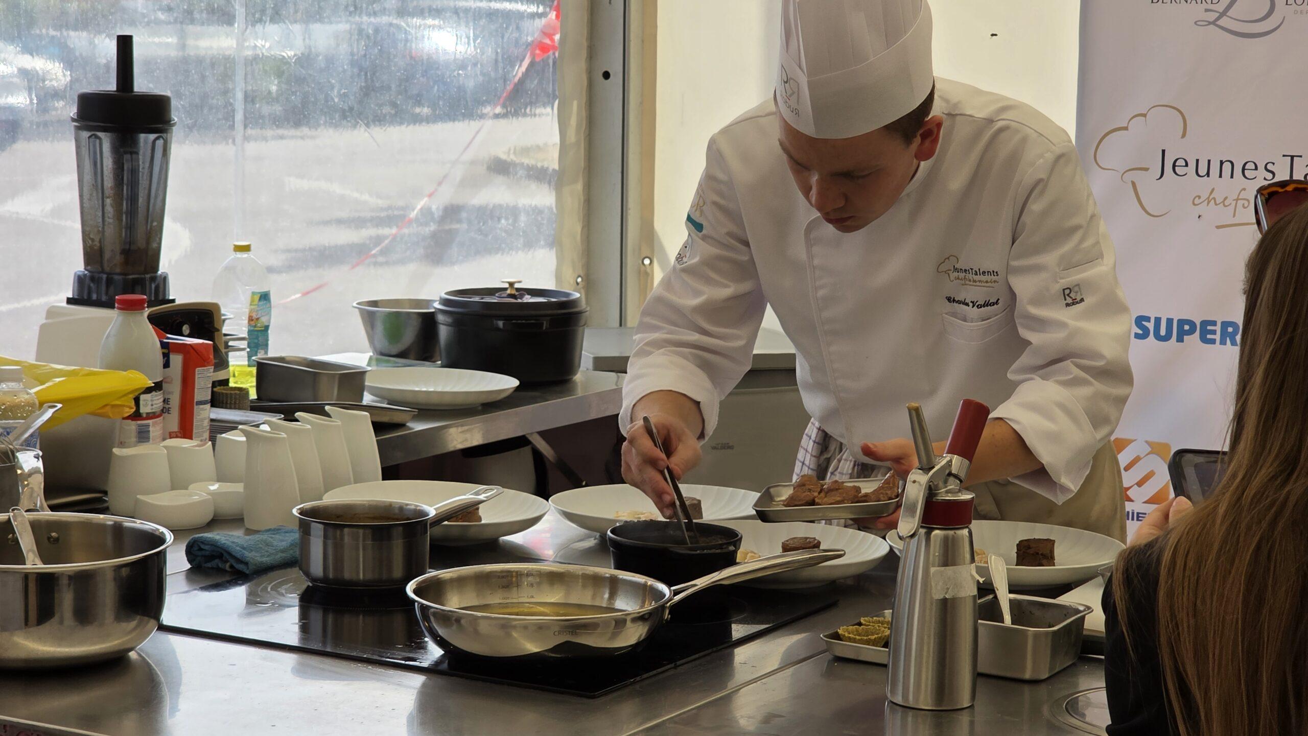 Un candidat du Concours Jeunes Talents concentré sur le dressage de ses assiettes à Saulieu