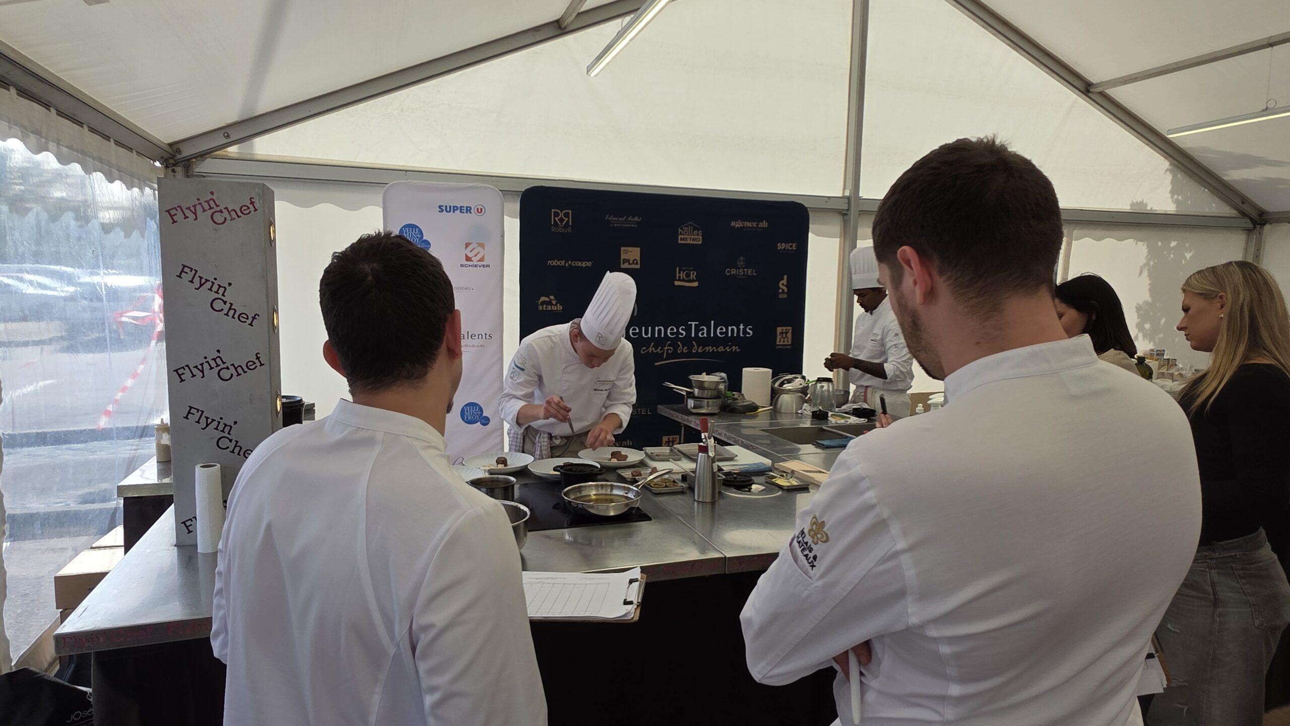 Le jury du Concours Jeunes Talents observe un candidat au travail sur un poste de cuisine Flyin'Chef à Saulieu