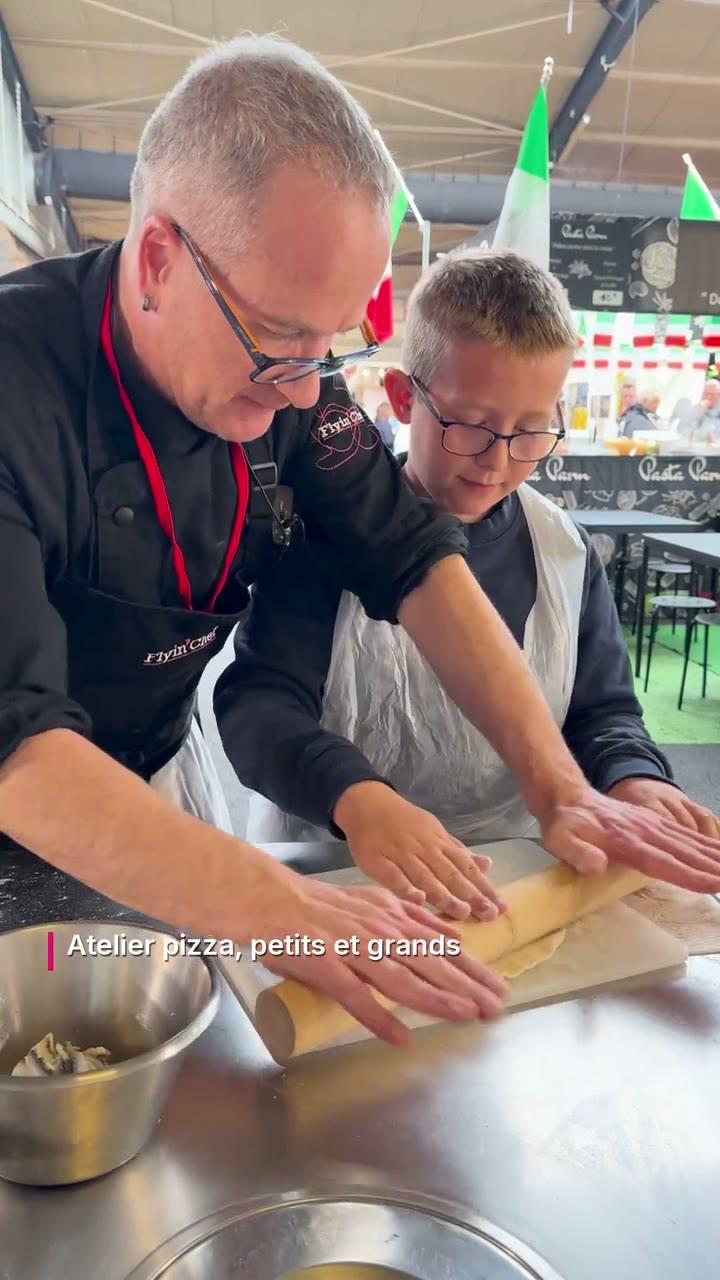 Un chef Flyin'Chef et un enfant roulent une pâte à pizza pendant l'animation culinaire Rouen à Table