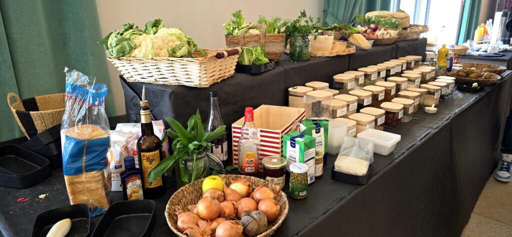 Table d'ingrédients frais, légumes et épices pour un bar à composer lors d'une animation culinaire d'entreprise Flyin'Chef