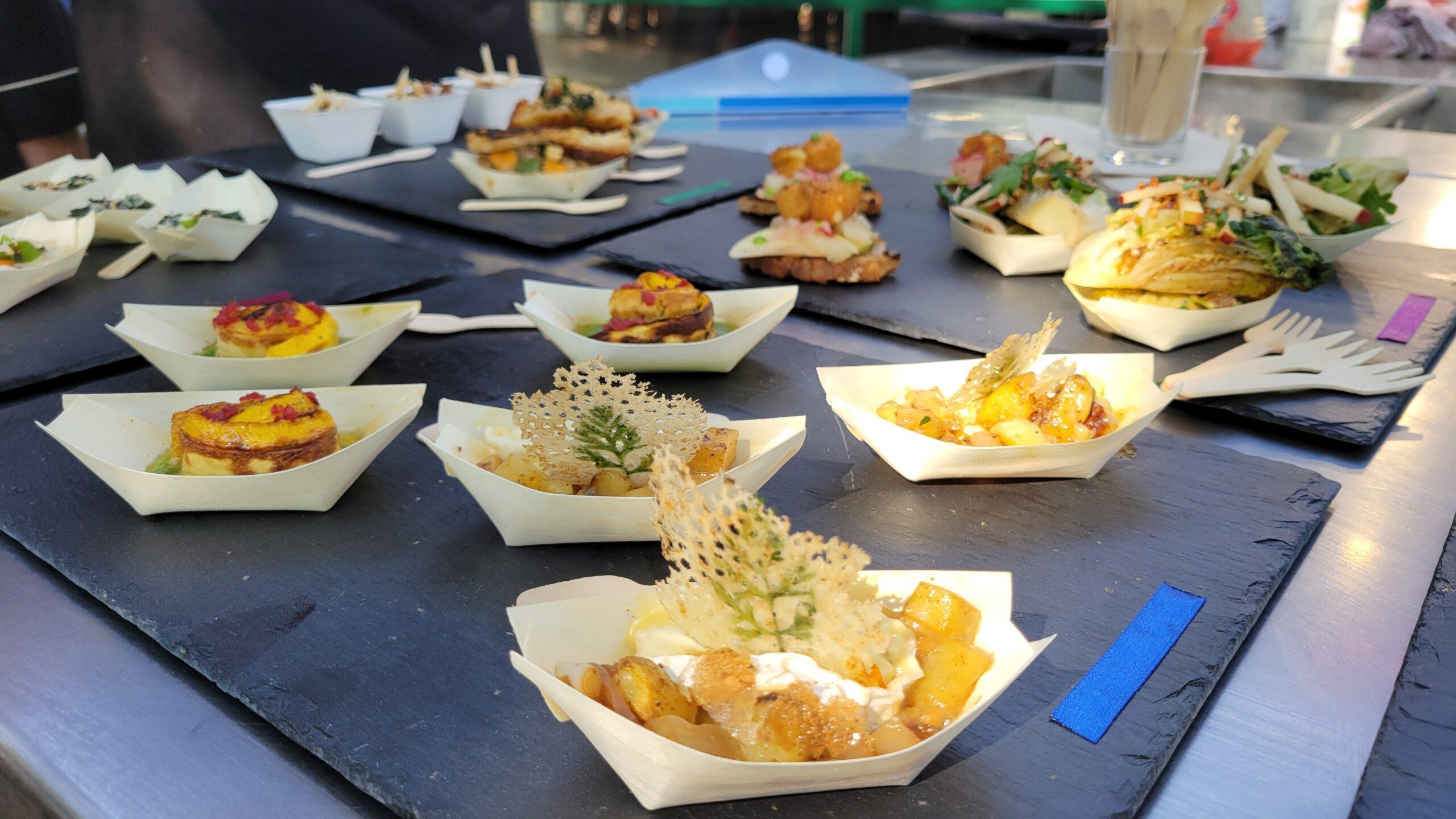 Assortiment de pièces cocktail dressées en barquettes bois, réalisées pendant un challenge culinaire Flyin'Chef