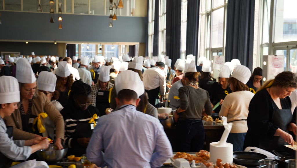 Concours de cuisine inter-équipes réunissant plus de 200 participants en toque lors d'un team building culinaire Flyin'Chef