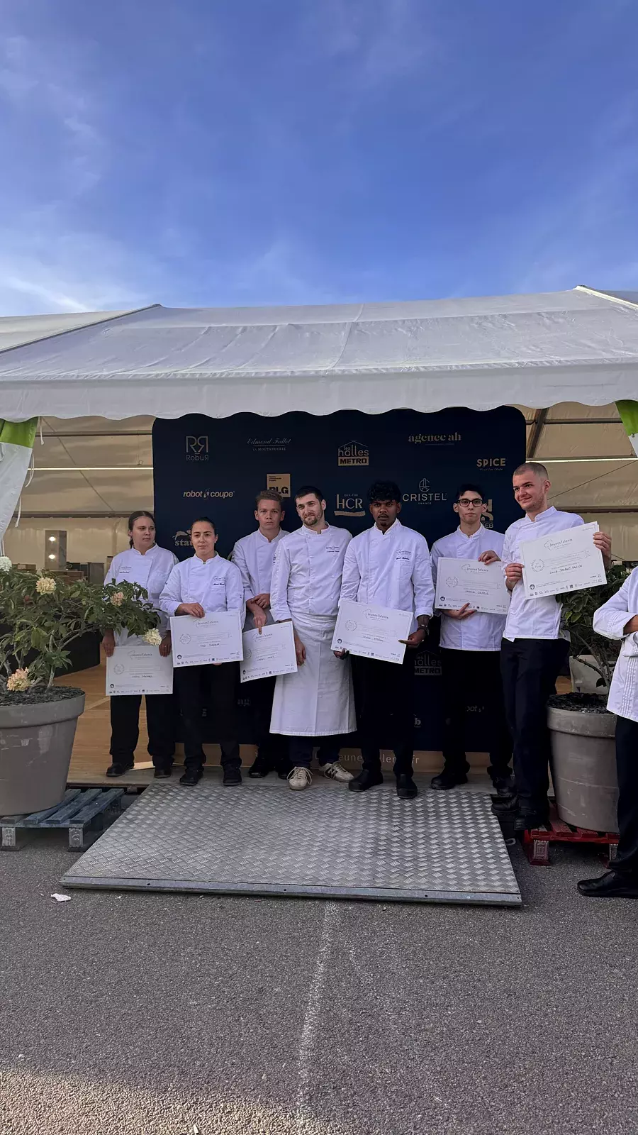 Les six candidats de la sélection régionale du Concours Jeunes Talents à Saulieu posent avec leur diplôme devant le mur des partenaires