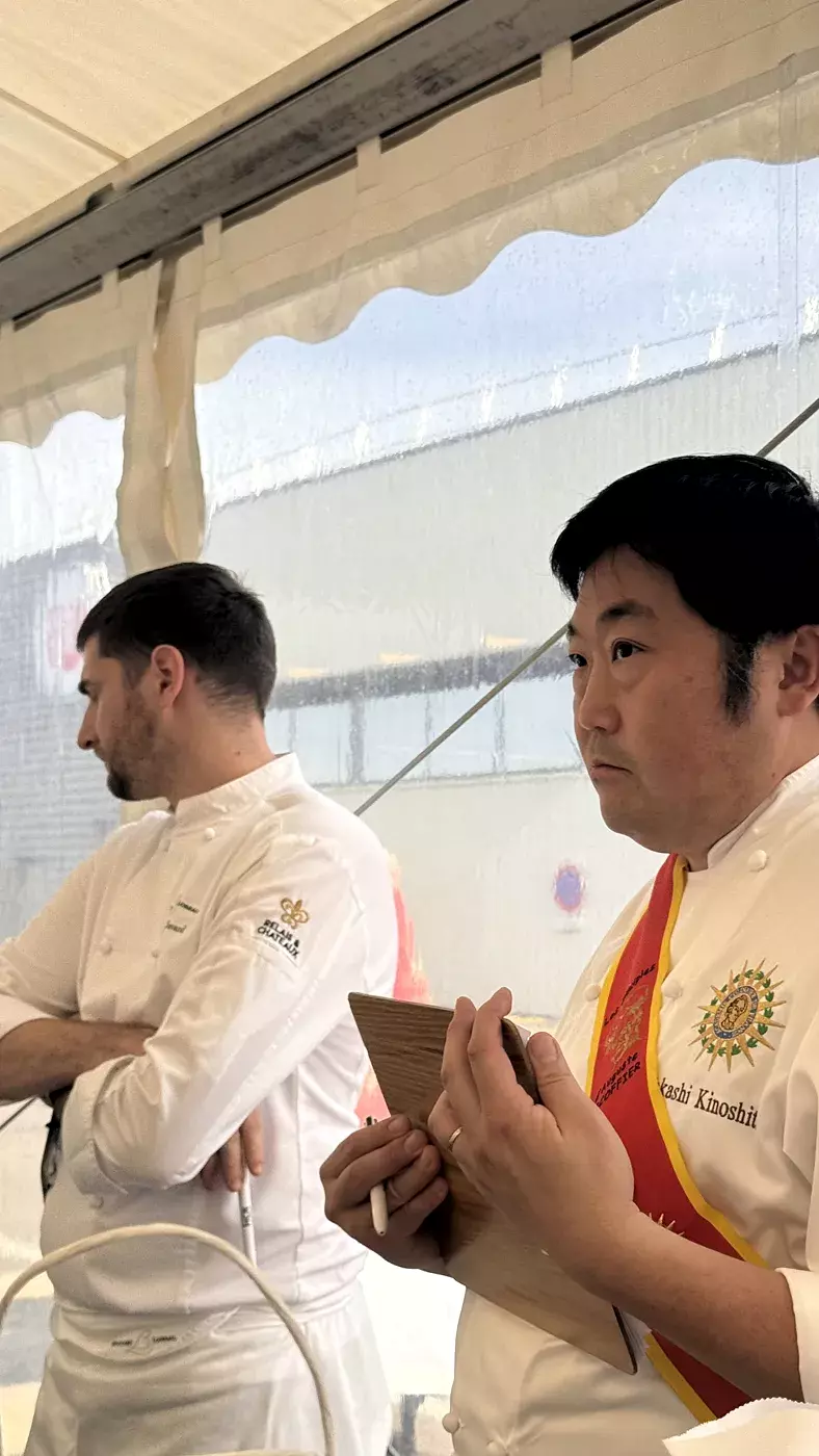Le chef Takashi Kinoshita, membre du jury cuisine, prend des notes pendant l'épreuve du Concours Jeunes Talents à Saulieu