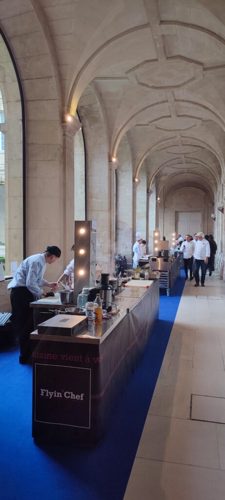 Cuisines mobiles Flyin'Chef alignées sous les voûtes gothiques de l'Abbaye aux Dames de Caen pour la finale du Concours Jeunes Talents