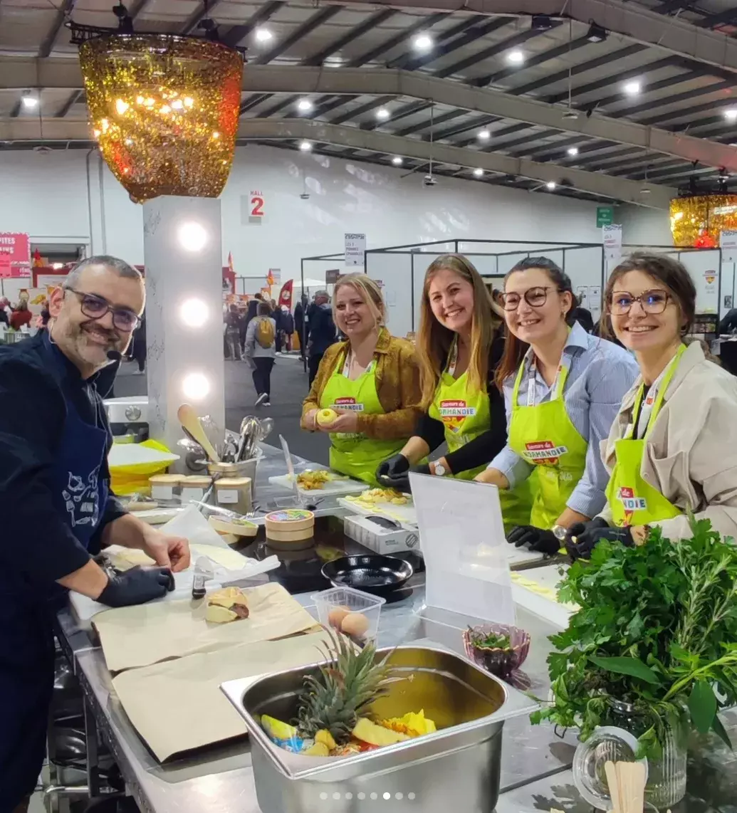 Chef Paulo Ferreira en démonstration culinaire au Fêno à Rouen devant des participantes en tablier Saveurs de Normandie