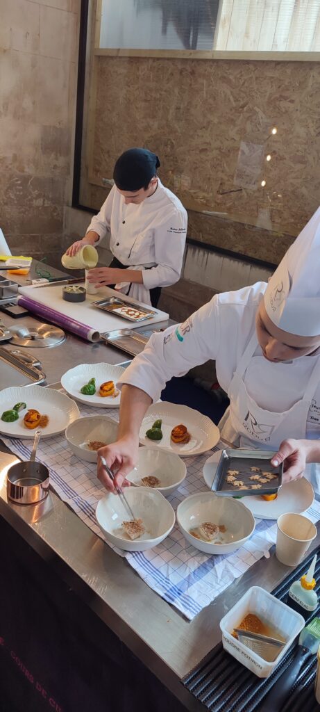 Candidats du Concours Jeunes Talents en plein dressage des assiettes sur un poste de cuisine mobile Flyin'Chef