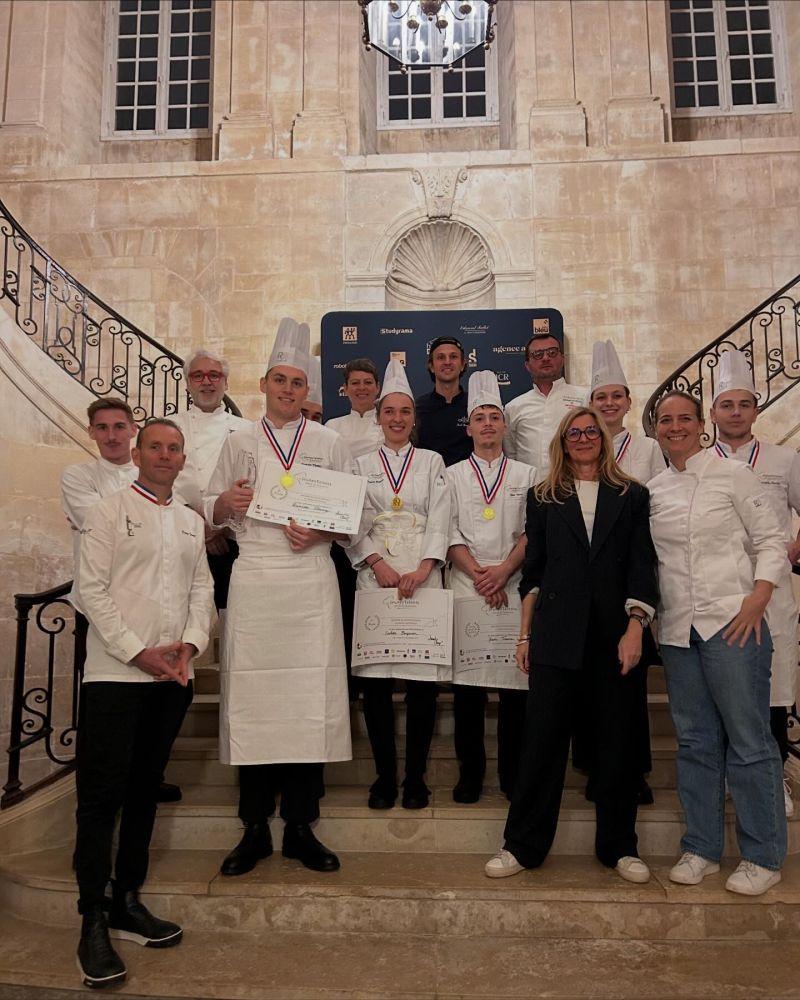 Lauréats médaillés et jury du Concours Jeunes Talents réunis dans l'escalier d'honneur de l'Abbaye aux Dames de Caen