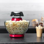 Machine à pop-corn installée sur un plan de service avec un gobelet de pop-corn
