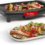 Plancha électrique de table en service avec des légumes grillés et un plat dressé