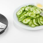 Disque éminceur du robot multifonction et assiette de courgettes émincées