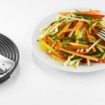Disque julienne du robot multifonction et assiette de carottes taillées en julienne