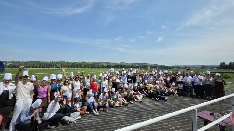 90 participants en toque réunis sur la terrasse de l'Hippodrome de Dieppe lors d'un team building culinaire Flyin'Chef