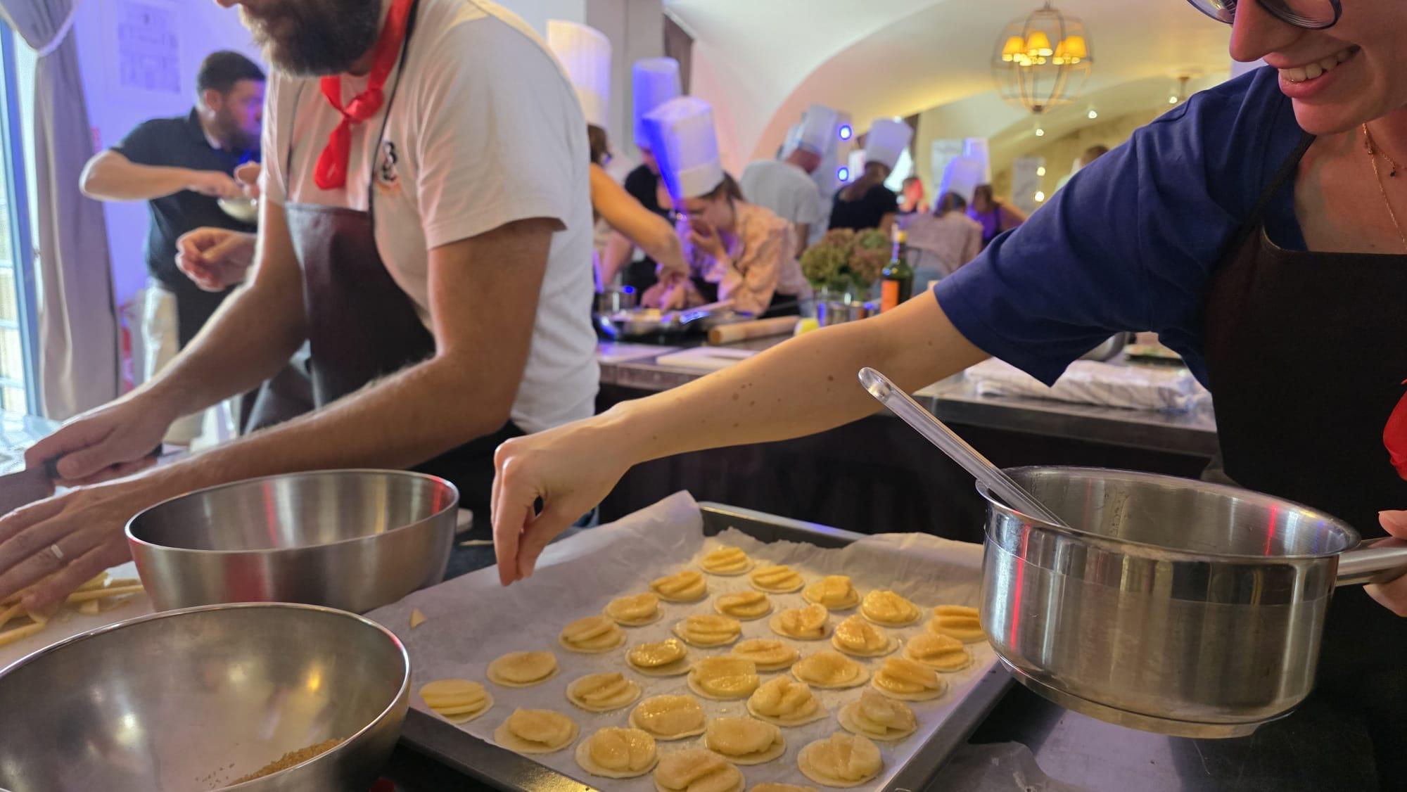 Préparation de pâtisseries pendant un atelier team building au Château de Villers-Bocage