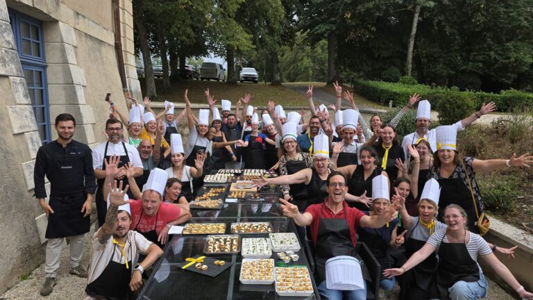 Groupe de 40 collaborateurs et chef Flyin'Chef devant le Château de Villers-Bocage après un atelier pâtisserie team building