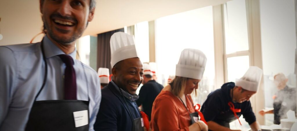 Participants en toque souriants pendant le team building culinaire Société Générale à Vannes